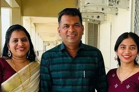 மனைவி, மகளுடன் விபீஸ் பள்​ளி​யாளி.