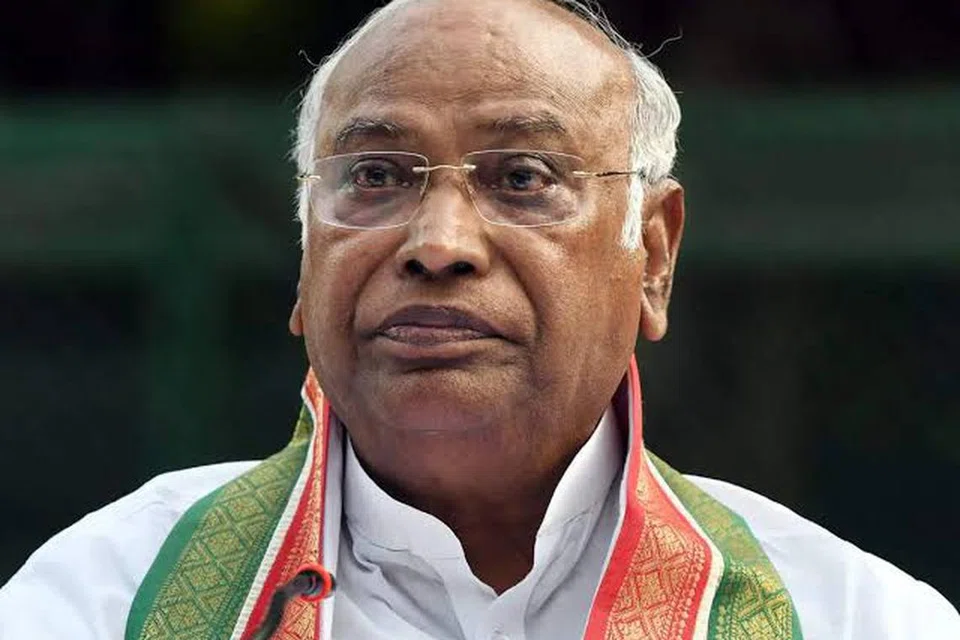 காங்கிரஸ் கட்சித் தலைவர் மல்லிகாா்ஜுன காா்கேயை ‘இண்டியா’ கூட்டணியின் பிரதமர் வேட்பாளராக அறிவிக்கப் பட்டுள்ளது. 