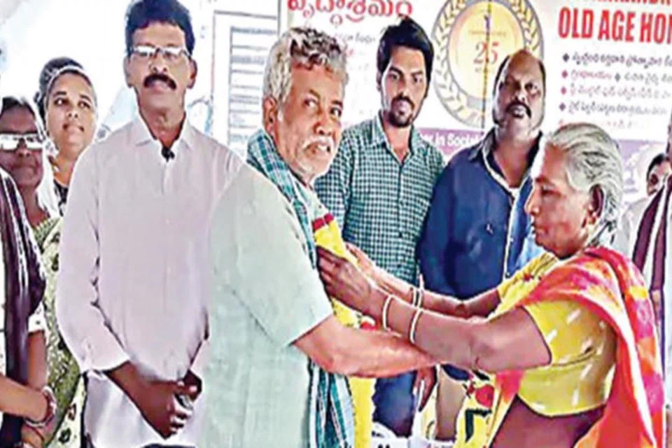 மூத்தோருக்கு நிச்சயம் துணை வேண்டும் என்பதை உணர்ந்ததால் திருமணம் செய்துகொண்டோம் எனக் கூறிய புதுமணத் தம்பதியினர்.