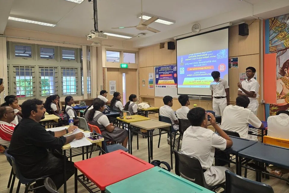 தாங்கள் படைத்த காணொளிகளை உமறுப்புலவர் தமிழ்மொழி நிலையத்தில் நடுவர்கள்முன் படைக்கும் மாணவர்கள்.