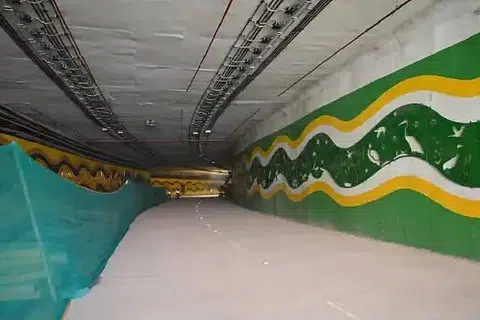 1.3 கிலோமீட்டர் நீளமுள்ள இந்தச் சுரங்கப்பாதை கடந்த ஆண்டுதான் தொடங்கிவைக்கப்பட்டது. படம்: டுவிட்டர்