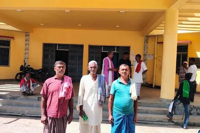 உயிரோடு இருப்போரை இறந்துவிட்டதாகக் கூறி வாக்காளர் பட்டியலிலிருந்து நீக்கம்