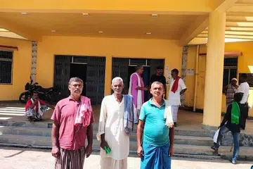 ‘மாண்டுபோனதாக’ கூறப்பட்ட வாக்காளர்கள் மண்டல வளர்ச்சி அலுவலரைச் சந்தித்து புகாரளித்தனர்.