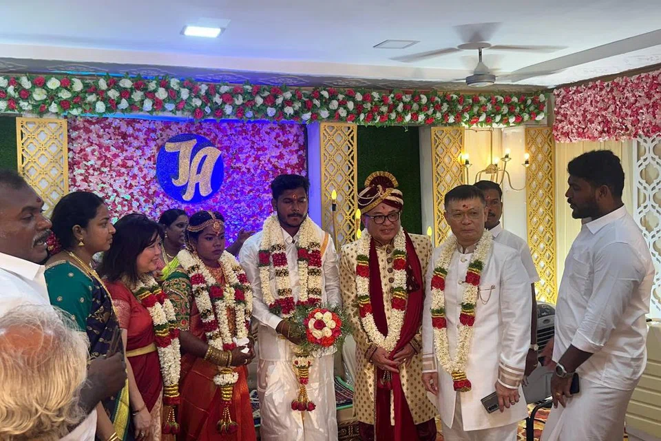 ஜெயபிரகாஷ் திருமணத்தில் கலந்துகொண்ட திரு டோமினிக் குடும்பத்தாரும் இதர ஊழியர்களும்.