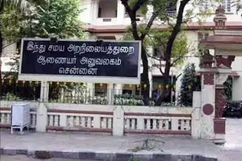 தமிழகத்தின் இந்து அறநிலையத்துறை சட்டத்தின் பல்வேறு பிரிவுகளில் அனுமதிக்கப்பட்ட செலவினங்களுக்கு மட்டும் கோயில் நிதியைப் பயன்படுத்தவேண்டும் என்று கூறியுள்ளது.