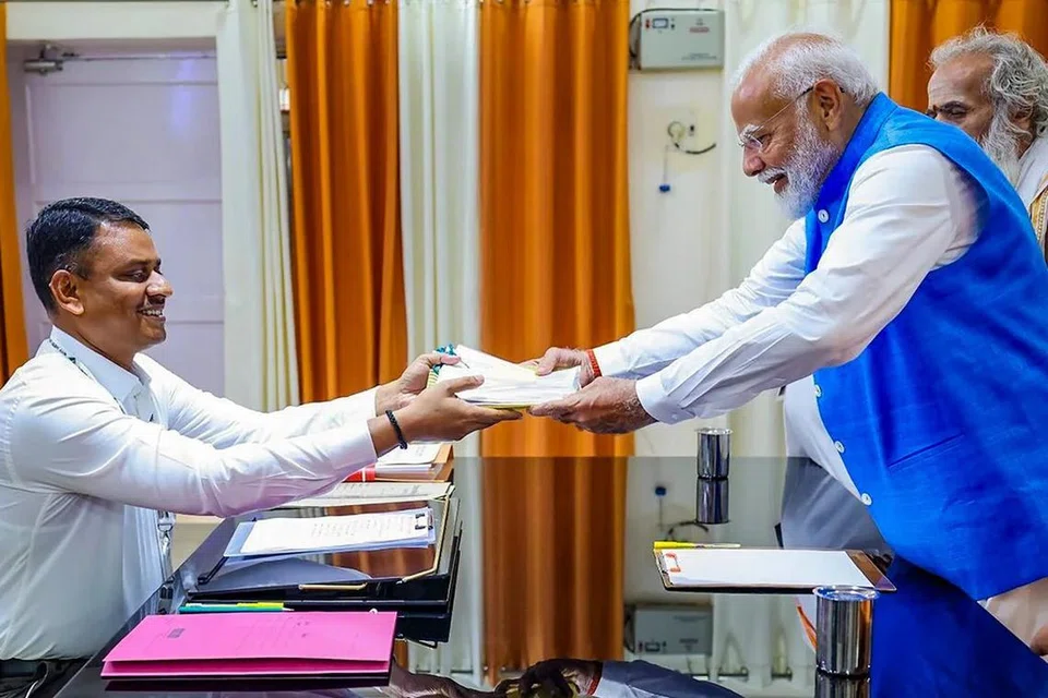வாரணாசி தொகுதியில் வேட்புமனு தாக்கல் செய்யும் இந்தியப் பிரதமர் நரேந்திர மோடி.