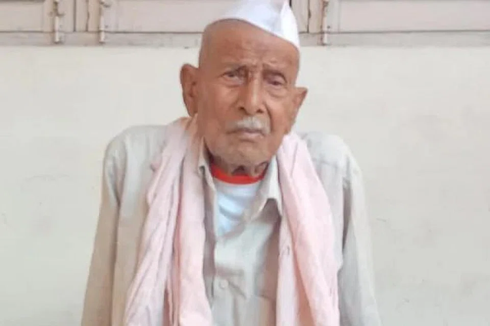 திரு நாத்து சிங் என்ற இம்முதியவர், இறந்தபின் தமது உடலை ஒரு மருத்துவக் கல்லூரிக்கு தானம் அளிக்க வேண்டும் என்றும் தமது இறுதிச்சடங்கில் தம் பிள்ளைகளை அனுமதிக்கக்கூடாது என்றும் கேட்டுக்கொண்டுள்ளதாகக் கூறப்படுகிறது. படம்: இந்திய ஊடகம்
