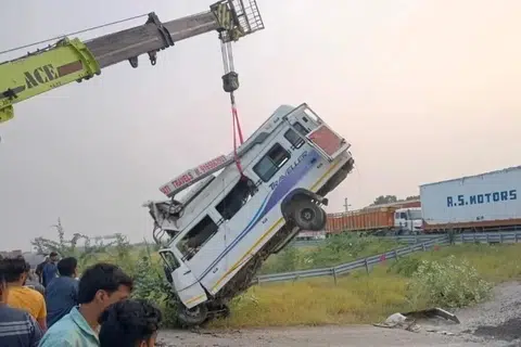 கால்வாயில் விழுந்த பேருந்து பாரந்தூக்கிமூலம் மீட்கப்பட்டது.