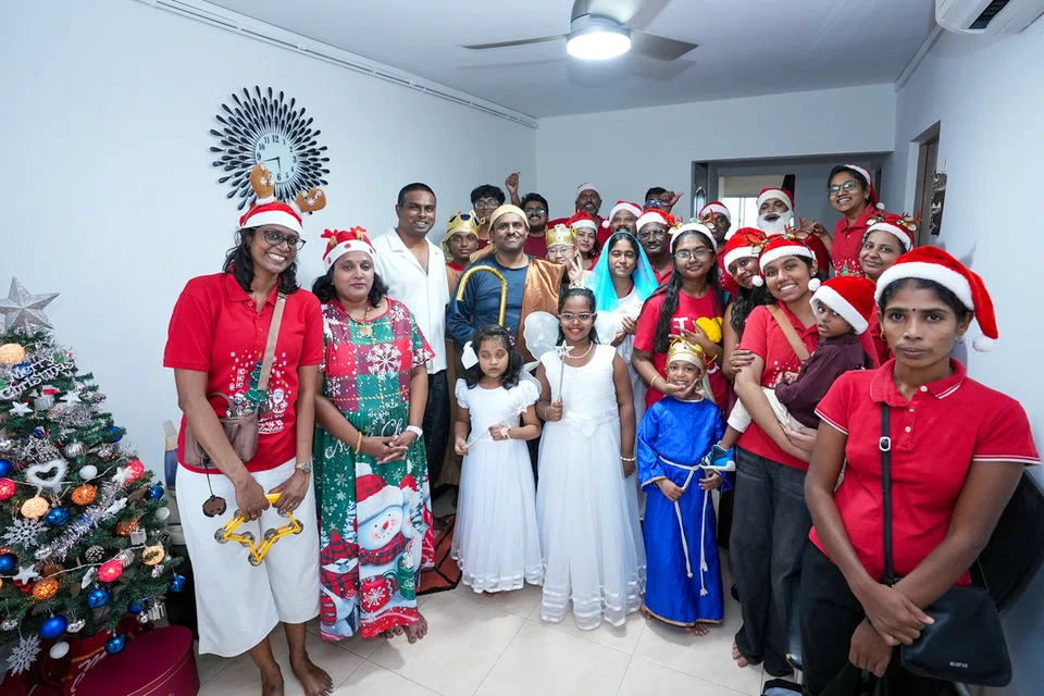 இசைக் குழுவினரை தனது வீட்டிற்கு கடந்த ஐந்து ஆண்டுகளாக வரவேற்கும் திருவாட்டி ஷெர்லி ஜெனிஃபர் (இடமிருந்து இரண்டாவது), இந்த அம்சத்தை பண்டிகையின் முக்கிய அங்கமாகக் கருதுகிறார்.