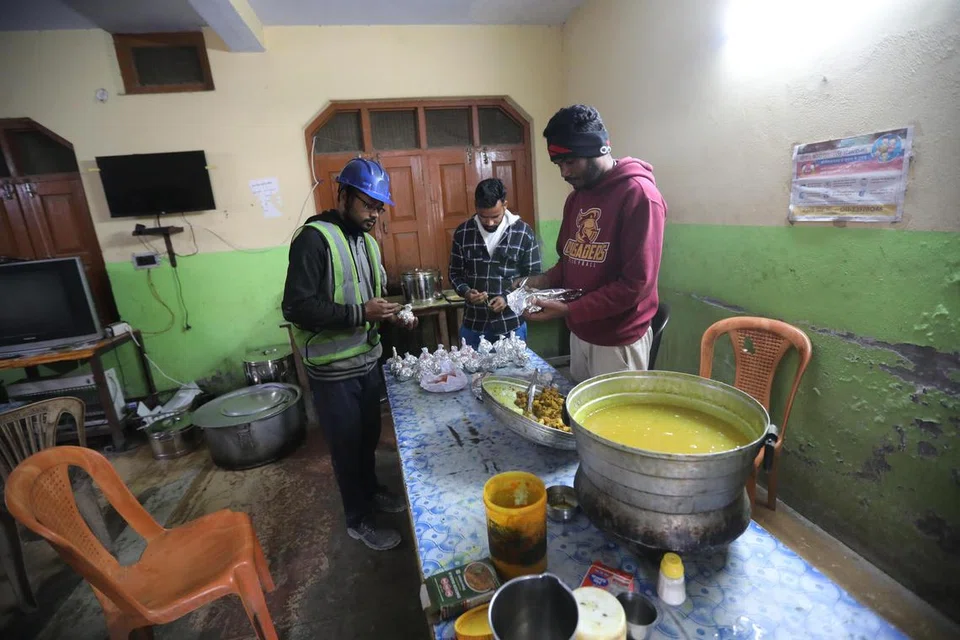 சுரங்கவழியில் சிக்கியுள்ள ஊழியர்களுக்கு உணவு தயாரிக்கும் பணியில் சக ஊழியர்கள்.