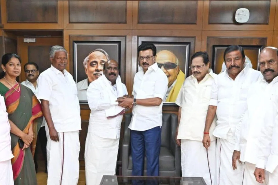 ஆலங்குளம் சட்டமன்றத் தொகுதி உறுப்பினர் மனோஜ் பாண்டியன், தமிழக முதல்வர் மு.க. ஸ்டாலின் முன்னிலையில் திமுகவில் இணைந்தார்.