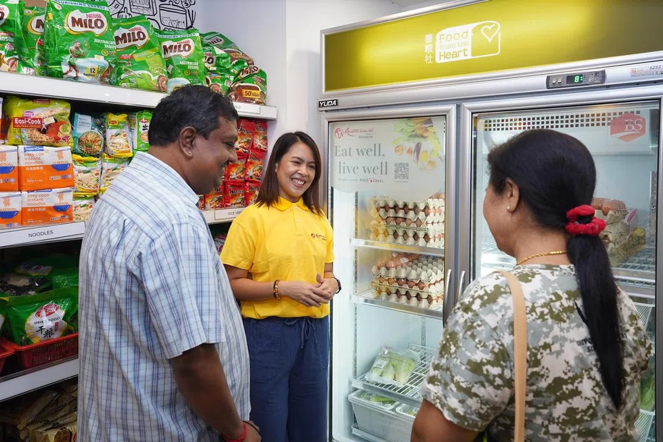 பூன் லேயில் உள்ள சமூக சிற்றங்காடியிலிருந்து  திரு சுபாஷ் சுவாமிநாதனும் அவரது பணிப்பெண்ணும் புதிய காய்கறிகளை பெற்றுக் கொள்கின்றனர்.