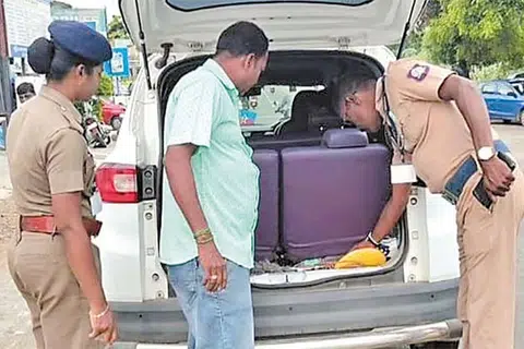 வாக்காளர்களுக்குப் பணப்பட்டுவாடா செய்யப்படுவதைத் தடுக்கும் நோக்கில், இரு தொகுதிகளிலும் மொத்தம் 18 பறக்கும் படைகள் களமிறக்கப்பட்டுள்ளன.