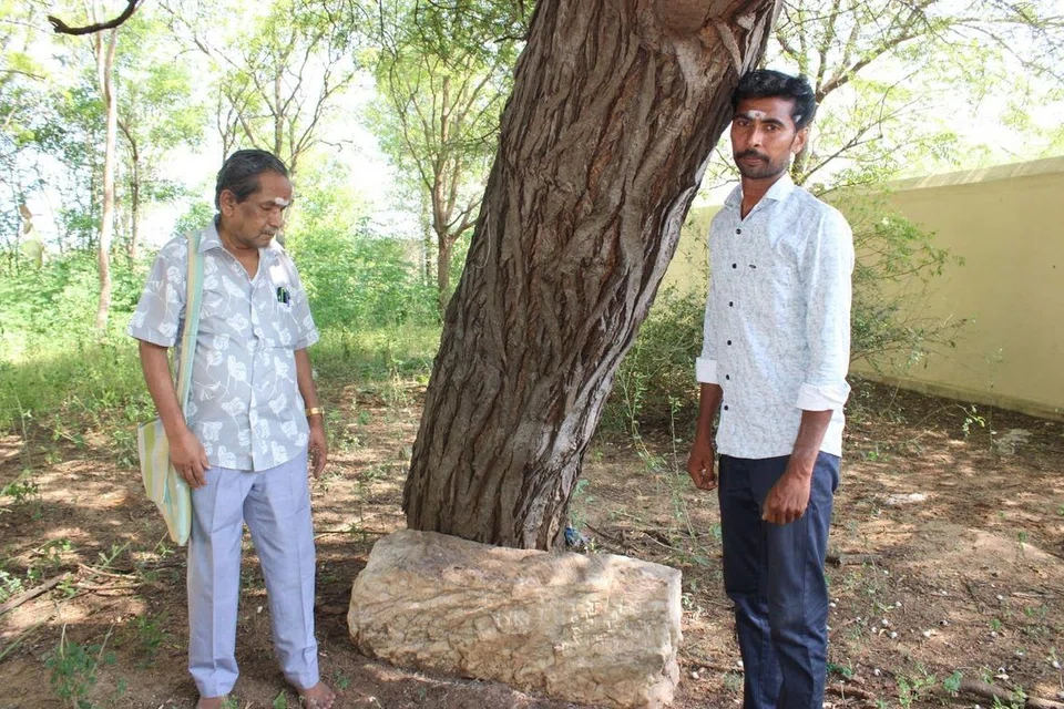 நடுகல்லை ஆய்வுசெய்து அது கி.மு. முதலாம் நூற்றாண்டைச் சேர்ந்தது எனத் தெரிவித்த தொல்லியல் அறிஞர் சொ.சாந்தலிங்கம் (இடது). உடன் ஆசிரியர் முனியசாமி.