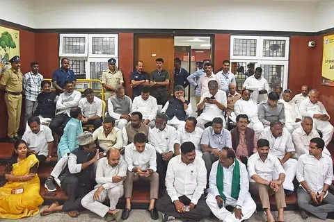 பெங்களூரில் உள்ள மாநிலத் தலைமைத் தேர்தல் அதிகாரி வி. அன்புகுமார் அலுவலகத்தில் முதல்வர் சிவகுமார், துணை முதல்வர் ஜி.பரமேஸ்வரா, அமைச்சர்கள் வியாழக்கிழமை (அக்டோபர் 1) பிற்பகல் முதல் இரவு வரை தொடர் மறியல் போராட்டத்தில் ஈடுபட்டனர்.