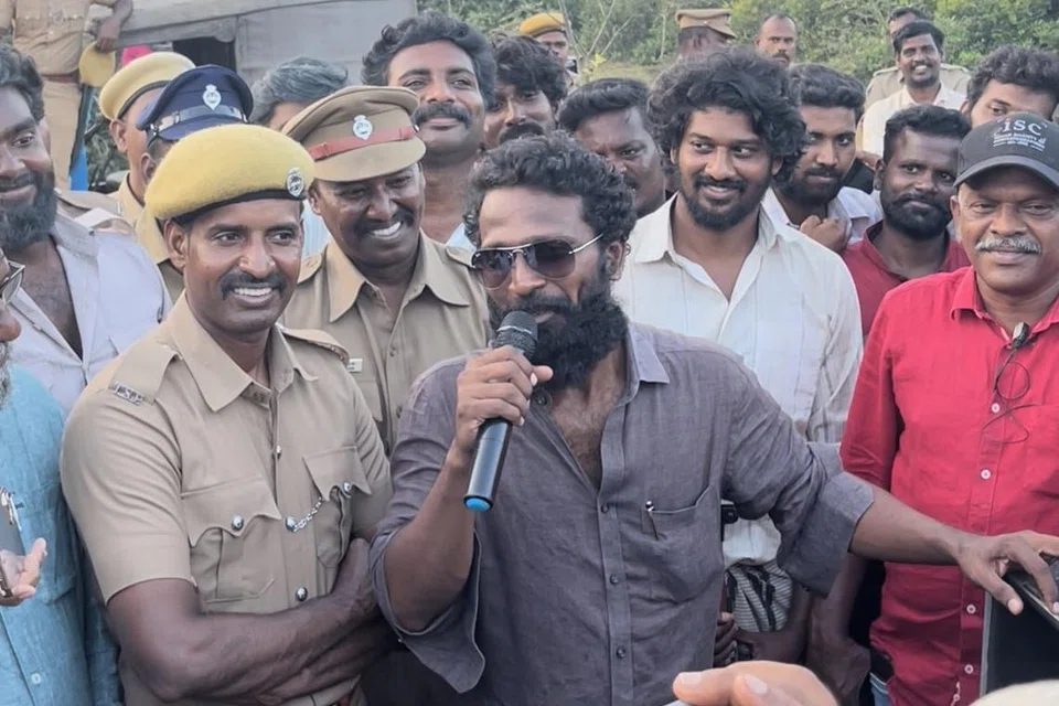 ‘விடுதலை’ படத்தின் படப்பிடிப்பில் இயக்குநர் வெற்றி மாறன், நடிகர் சூரி.