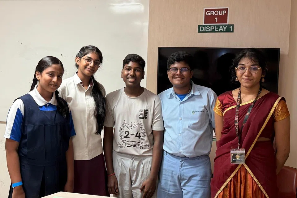 ‘எஸ்கேப் ரூம்’ விளையாட்டில் பங்குபெற்ற உயர்நிலைப் பள்ளி மாணவர்கள் 