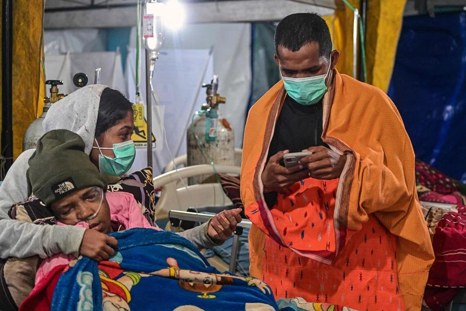 தற்காலிக மருத்துவ முகாம்களில் காயமடைந்தோருக்குச் சிகிச்சை அளிக்கப்படுகிறது.