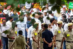 தேர்தல் மோசடியைக் கண்டித்து புதுடெல்லியில் ராகுல் காந்தி தலைமையில் நாடாளுமன்ற வளாகத்தில் இருந்து இந்தியத் தேர்தல் ஆணையம் வரை நடந்த பேரணி. அந்தப் பேரணியில் நூற்றுக்கணக்கான இந்தியக் கூட்டணி நாடாளுமன்ற உறுப்பினர்களும் அரசியல் கட்சித் தலைவர்களும் கலந்து கொண்டனர். படம்: ஊடகம்