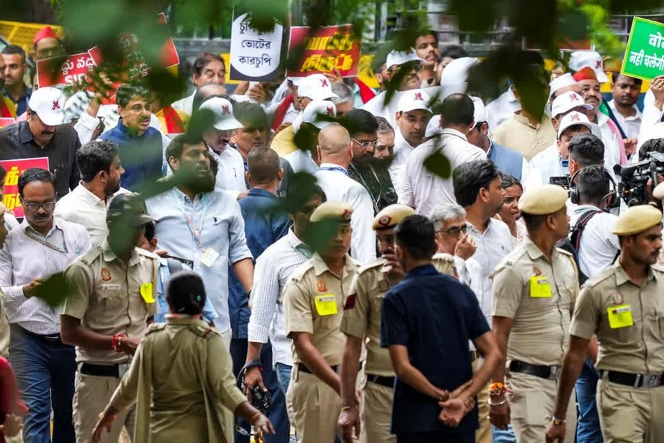 தேர்தல் மோசடியைக் கண்டித்து புதுடெல்லியில் ராகுல் காந்தி தலைமையில் நாடாளுமன்ற வளாகத்தில் இருந்து இந்தியத் தேர்தல் ஆணையம் வரை நடந்த பேரணி. அந்தப் பேரணியில் நூற்றுக்கணக்கான இந்தியக் கூட்டணி நாடாளுமன்ற உறுப்பினர்களும் அரசியல் கட்சித் தலைவர்களும் கலந்து கொண்டனர். படம்: ஊடகம்