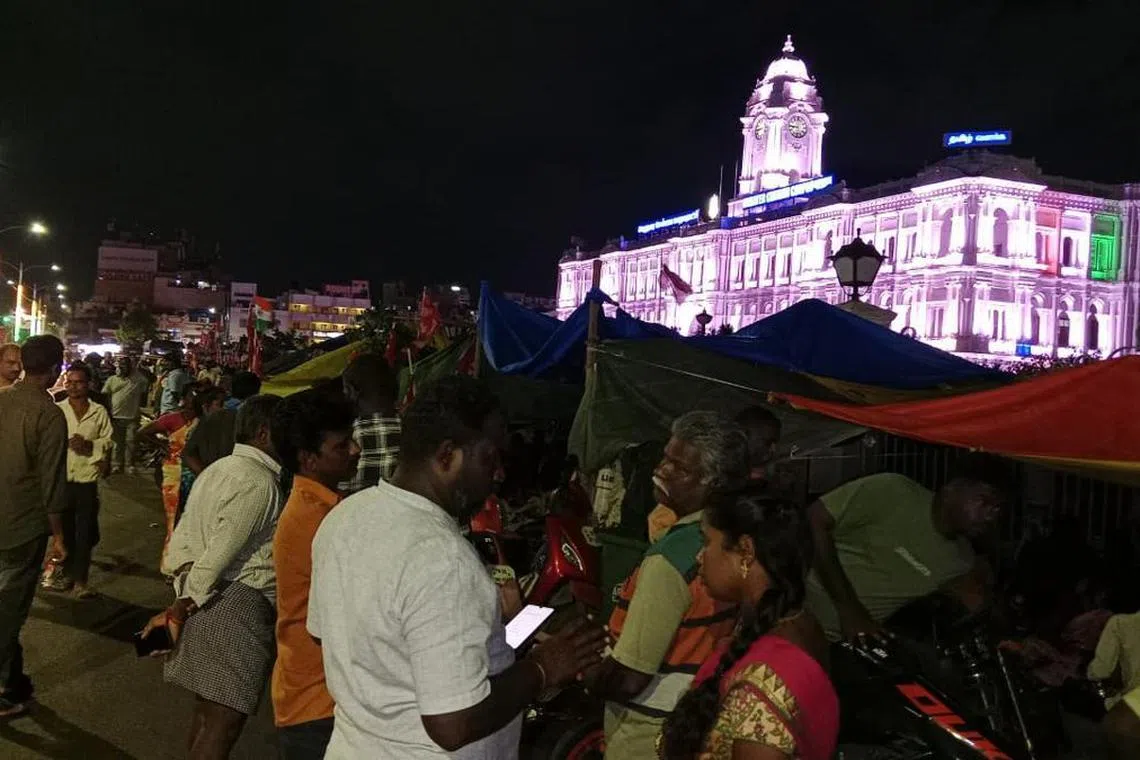 சென்னையில் துப்புரவுப் பணியாளர்கள் நள்ளிரவில் கைது