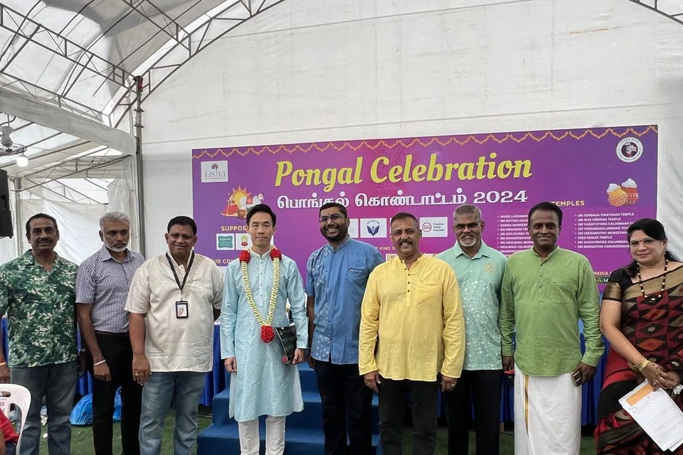 போட்டியாளர்கள் அனைவரும் வேட்டி, சேலை, தாவணி என பாரம்பரிய உடைகளில் அழகுறக் காட்‌சியளித்தனர்.