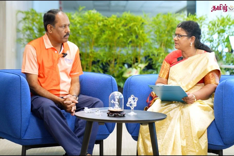 தமிழ் முரசின் ‘ஆய கலை அரிய கலைஞர்’ வலையொளித் தொடர் நிகழ்ச்சியில், சிங்கப்பூர் தேசியப் பல்கலைக்கழக வேதியியல் துறையில் கண்ணாடியை உருக்கி, ஆய்வுக்கூடக் கருவிகளாக வடிவமைக்கும் பணி குறித்துப் பகிர்ந்துகொண்டார் திரு தசரதராமன் (இடம்).