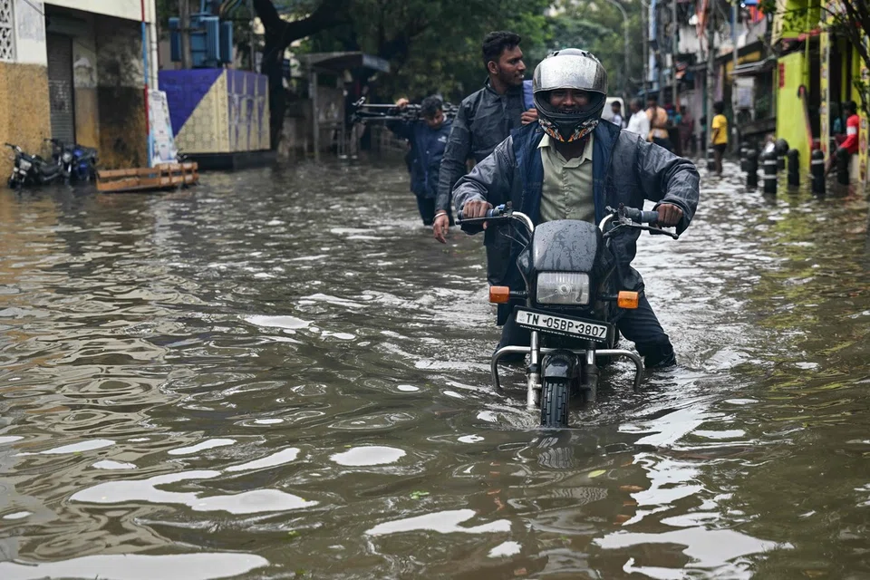 சென்னையின் பல தாழ்வான பகுதிகளில் சாலைகளில் முழங்கால் அளவு மழைநீர் தேங்கியுள்ளது. 
