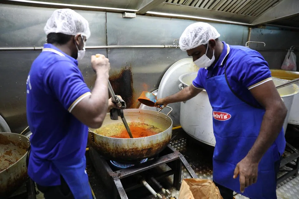 தஞ்சை கேட்டரிங் நிறுவனத்தில் உணவுத் தயாரிப்பு.