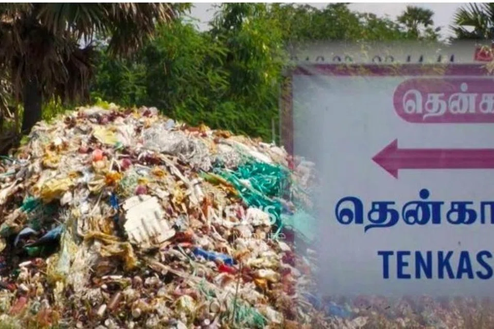 நீலகிரி, திருப்பூர், திண்டுக்கல், தேனி, விருதுநகர், தென்காசி, திருநெல்வேலி, கன்னியாகுமரி ஆகிய மாவட்டங்களில் கேரளாவின் மருத்துவக் கழிவுகள் கொட்டப்பட்டு வருகின்றன. இது தமிழகத்தில் பெரிய அளவிலான சுகாதாரக் கேடுகளை விளைவிக்கும் என்று அரசியல் தலைவர்களும் சமூக ஆர்வலர்களும் எச்சரிக்கை விடுத்து வருகின்றனர்.