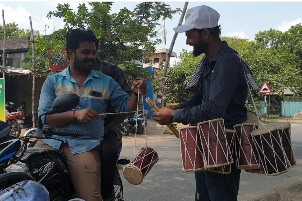 தரங்கம்பாடி அருகே உள்ள செம்பொன்னார் கோயில் என்ற பேரூரில் திரு முகம்மது அலி வாடிக்கையாளர் ஒருவரிடம் பேரம் பேசி ரூ.240க்கு ஒரு தாளக் கருவியை விற்கிறார்.