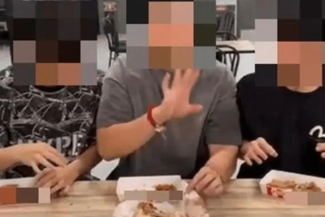 கோழித் துண்டு கொடுத்த இளையர்கள் பிணையில் விடுவிப்பு 