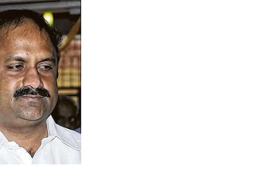 முன்னாள் அமைச்சர்கள் ரமணா, விஜயபாஸ்கர் (வலது). குட்கா வழக்கு, லஞ்ச ஒழிப்­புத்­துறை சோதனை, ஜெய­லலிதா மரண விசா­ரணை என மூன்றுவித­ விசா­ர­ணை ­களை எதிர்நோக்கு கிறார் விஜயபாஸ்கர்.படங்கள்: ஊடகம் 