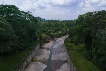 புக்கிட் தீமா கால்வாய்க்கு அருகே பணிகளை மேற்கொள்ள சாலைப் பகுதி மூடப்படவிருந்தது.