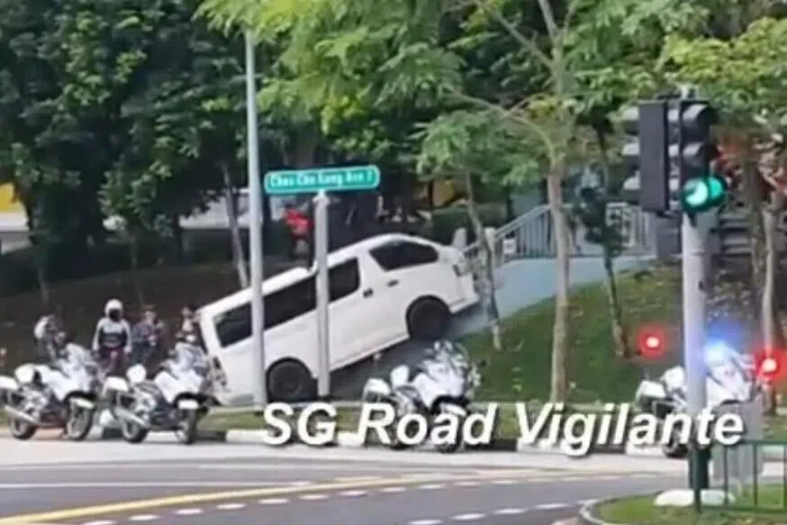 வேனை நிறுத்த மறுத்த ஓட்டுநர்; துரத்திப் பிடித்த காவல்துறை 