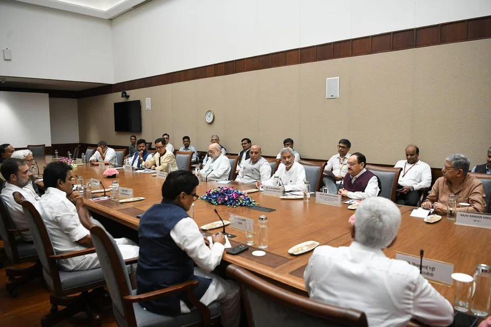 பங்ளாதேஷ் அரசியல் குழப்பநிலையை அடுத்து, இந்திய வெளியுறவு அமைச்சர் எஸ். ஜெய்சங்கர் தலைமையில் செவ்வாய்க்கிழமை (ஆகஸ்ட் 6) டெல்லியில் அனைத்துக் கட்சிக் கூட்டம் நடைபெற்றது.