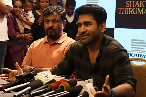 அரசியல் கட்சிகள், அரசியல்வாதிகள் குறித்த செய்தியாளர்களின் கேள்விகளுக்கு பதிலளிக்கும் நடிகர் விஜய் ஆண்டனி. 