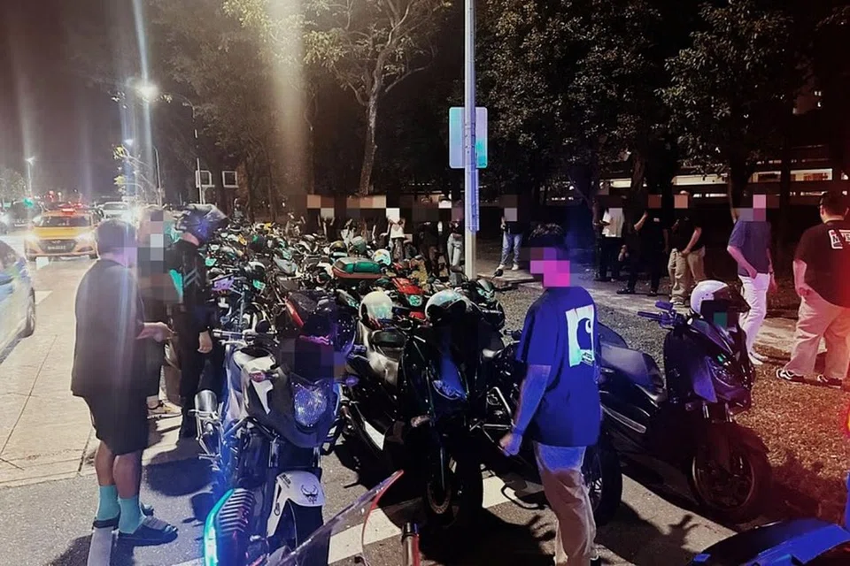 கைது செய்யப்பட்ட மோட்டர்சைக்கிளோட்டிகளிடம் காவல்துறையினர் தொடர்ந்து விசாரணை நடத்தி வருகின்றனர்.