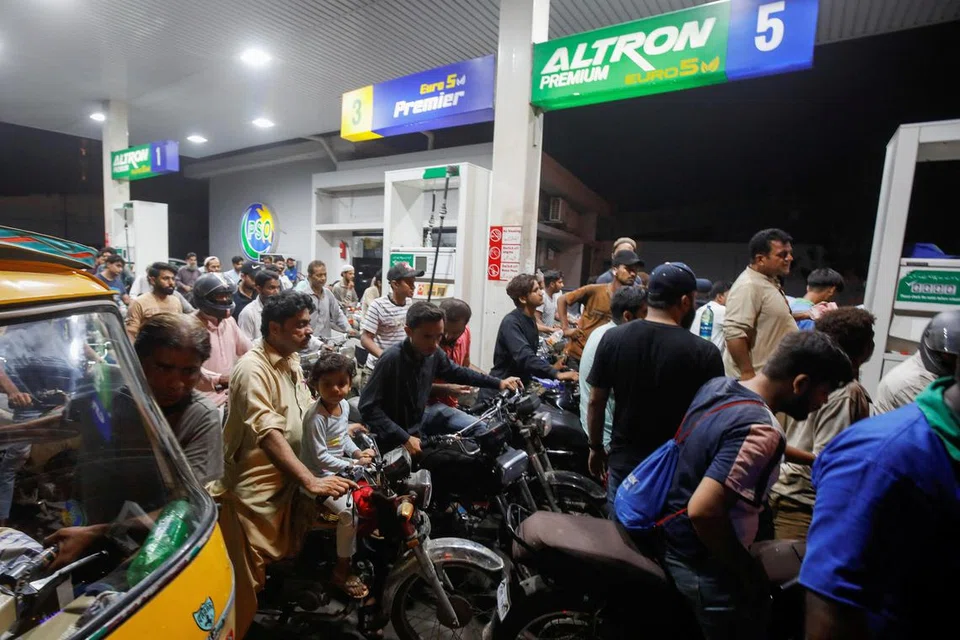 2022 ஜூன் 2ஆம் தேதி கராச்சியில் தங்கள் வாகனங்களுக்கு எண்ணெய் வேண்டி காத்திருந்த மக்கள்.