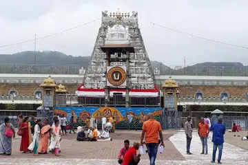 திருப்பதி கோவிலில் ஏழுமலையான் சிலைக்கு தினமும் 120 கிலோ தங்க நகைகளை அணிவித்து அலங்காரம் செய்யப்படும்.