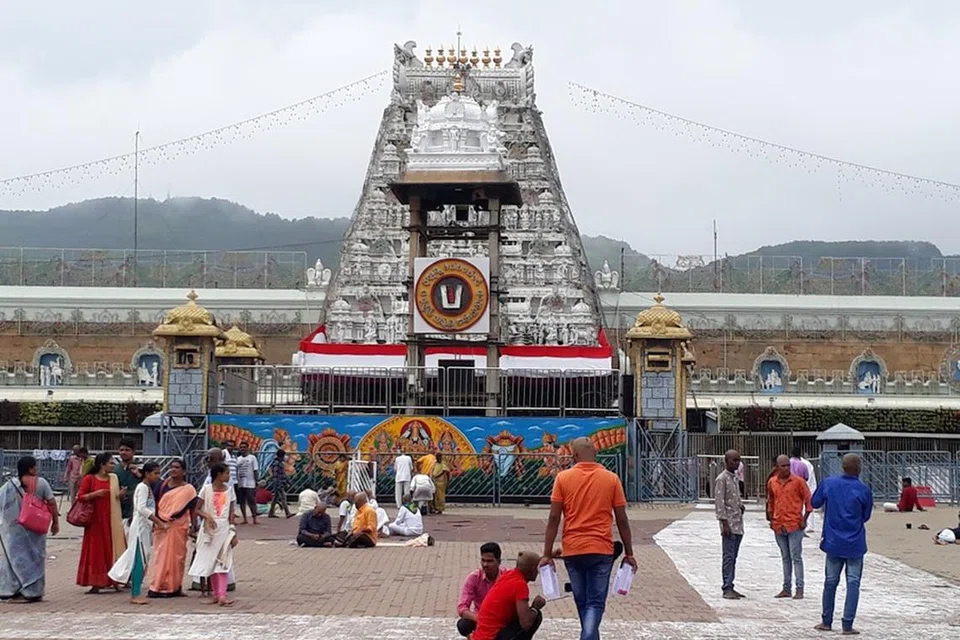 திருப்பதி கோவிலில் ஏழுமலையான் சிலைக்கு தினமும் 120 கிலோ தங்க நகைகளை அணிவித்து அலங்காரம் செய்யப்படும்.