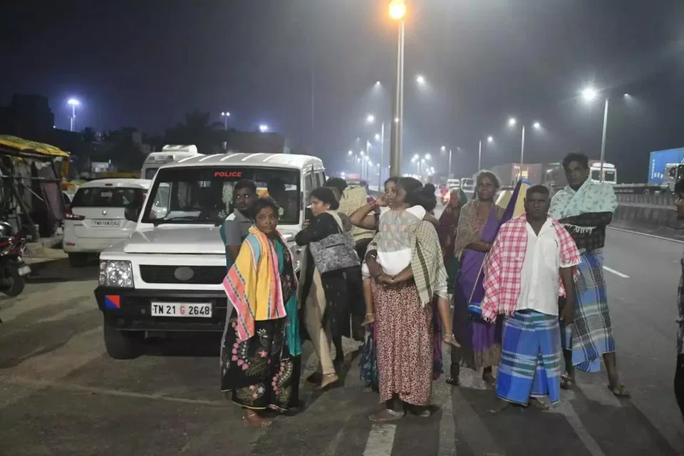 எண்ணூரில் அமோனியா வாயுக்கசிவு ஏற்பட்ட கோரமண்டல் உரத் தொழிற்சாலையை தற்காலிகமாக மூட தமிழ்நாடு அரசு உத்தரவு பிறப்பித்துள்ளது. நள்ளிரவில் திடீரென காற்றில் ஒருவித நெடி பரவத் தொடங்கியதால் அதிர்ச்சியடைந்த மக்கள் தங்கள் வாகனங்களில் அந்தப் பகுதியை விட்டு வெளியேறியுள்ளனர்.