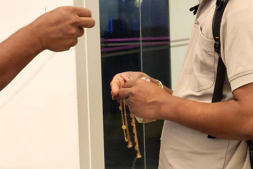 சாங்கி விமான நிலையத்திற்குச் சென்ற பூயான், அங்கு பங்ளாதேஷியர் ஒருவரிடம் தங்கச் சங்கிலிகள் அடங்கிய பையைக் கொடுத்ததாகக் கூறப்படுகிறது.