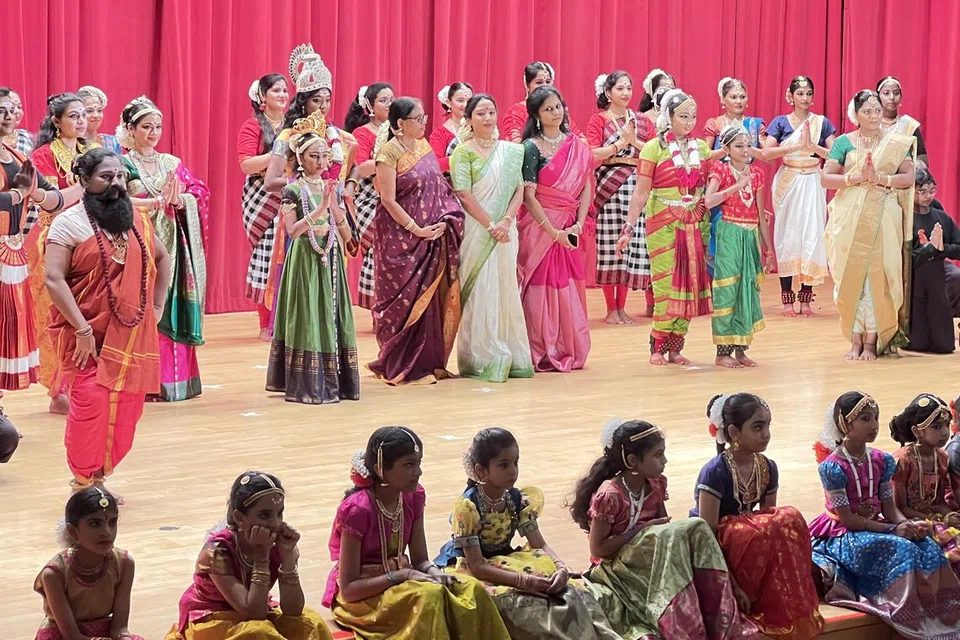 சர்வா நுண்கலைகள் மன்றத்தின் ஏற்பாட்டில், ‘மீனாட்சி’ எனும் பரதநாட்டிய நாடகத்தைப் படைத்த 100 நடனமணிகளில் சிலர்.