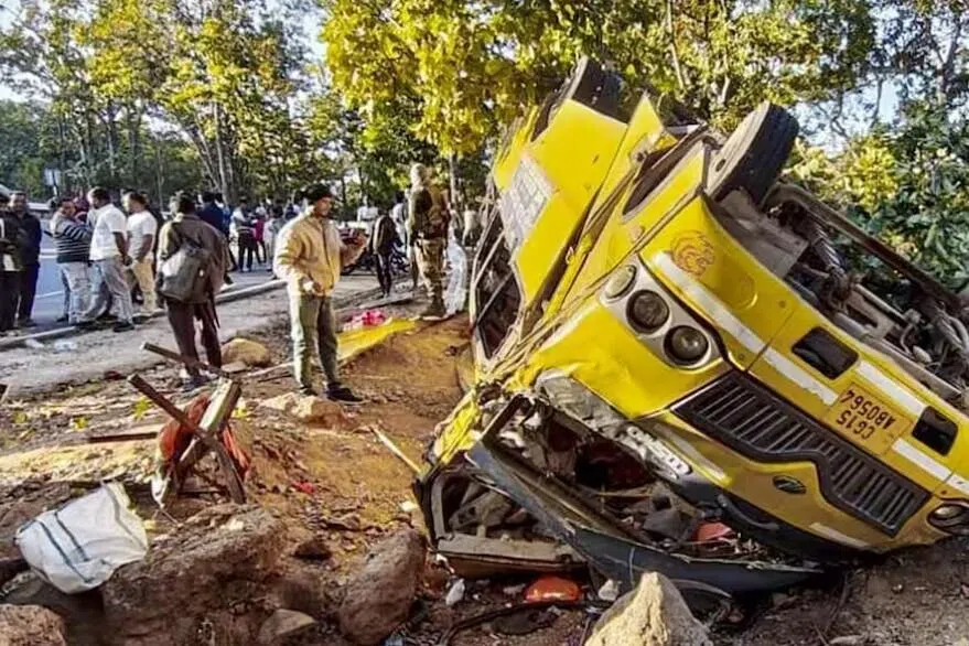 சாலை விபத்தில் சிக்கிய திருமணப் பேருந்து; 5 பேர் மரணம்