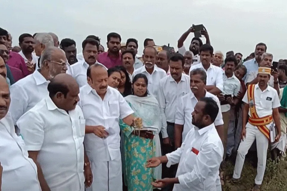 தஞ்சாவூர் உக்கடை பகுதியில் கனமழையால் மூழ்கிய நெற்பயிர்களை ஆய்வு செய்த அமைச்சர்கள் எம்.ஆர்.கே. பன்னீர்செல்வம், கோவி செழியனிடம் நெற்பயிர்களை காண்பித்த விவசாயிகள்.