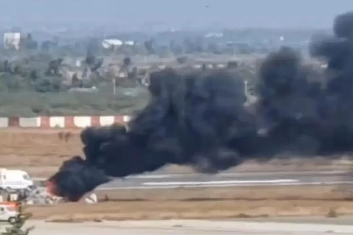 குஜராத்தில் ஹெலிகாப்டர் விழுந்து நொறுங்கிய விபத்தில் மூவர் பலி 