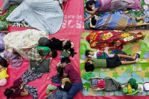 பாதுகாப்பு முகாம்களில் தஞ்சமடைந்துள்ள இந்தோனீசிய மக்கள் போதுமான உணவும் குடிக்கத் தண்ணீரும் இல்லாமல் தடுமாறுகின்றனர்.