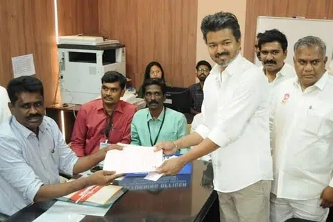 திருச்சி கிழக்குத் தொகுதியில் விஜய் தாக்கல் செய்த வேட்புமனுவில், தன் மீது 2025ல் தாக்கல் செய்யப்பட்ட ஒரு வழக்கு நிலுவையில் இருப்பதாகக் குறிப்பிடப்பட்டுள்ளது.
