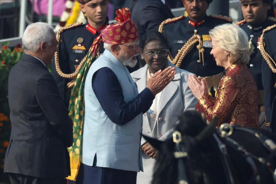 இந்தியக் குடியரசு தின விழாவில் சிறப்பு விருந்தினராகக் கலந்துகொண்ட  ஐரோப்பிய ஆணையத்தின் தலைவர் உர்சுலா வான் டெரை வரவேற்ற பிரதமர் நரேந்திர மோடி. அருகில் இந்திய அதிபர் திரௌபதி முர்மு.